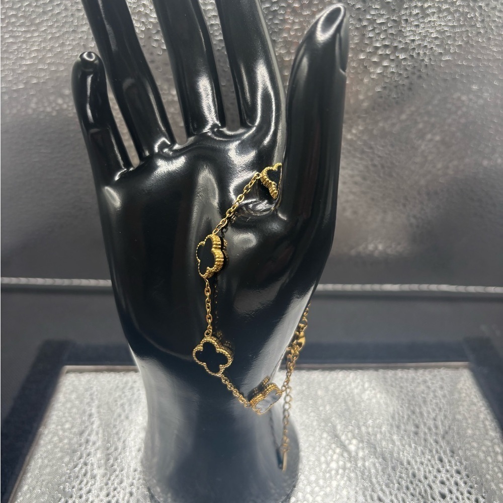 Elegant Gold Onyx Flowers Bracelet